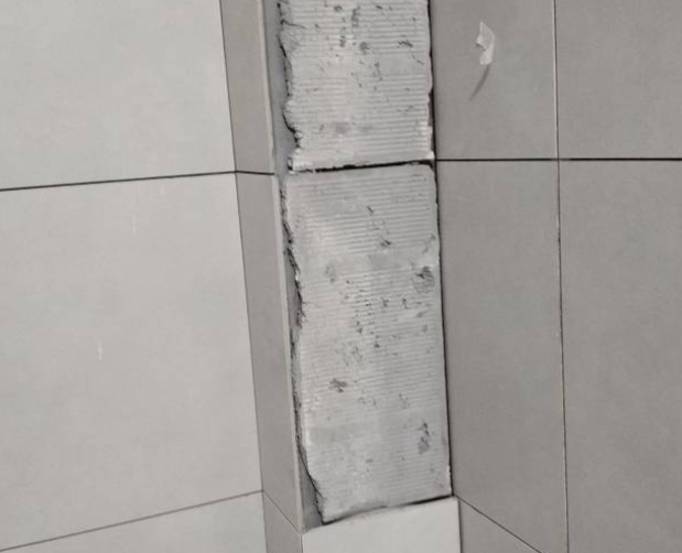 合肥瓷砖空鼓维修公司分享下瓷砖施工前基层浇水润湿程度不足，可能导致以下问题
